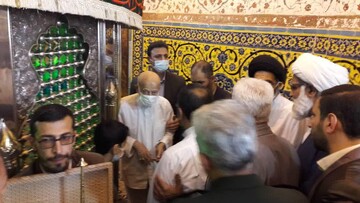 ضریح مطهر علی بن باقر(ع) در اردهال کاشان غباروبی و عطر افشانی شد
