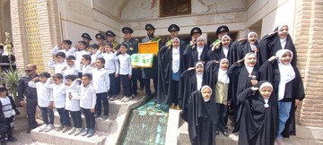 فیلم | اجرای سرود "منم یک عمار ایرانی از نسل سلیمانی" در باغ فین کاشان