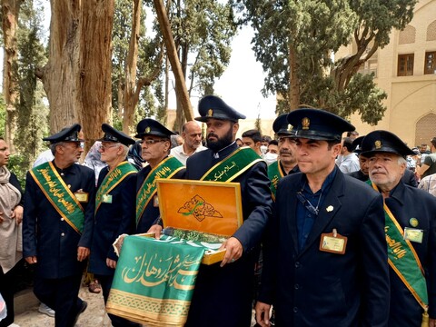تصاویر:آیین پرچم گردانی خادمین حرم علی بن باقر(ع)اردهال در باغ جهانی فین کاشان