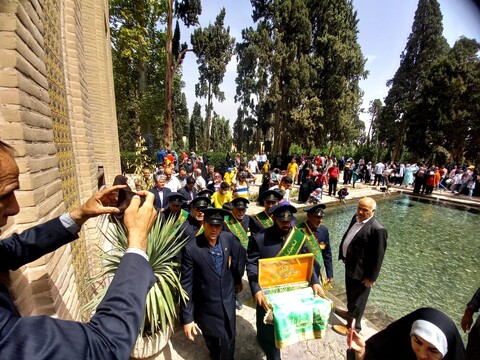 تصاویر:آیین پرچم گردانی خادمین حرم علی بن باقر(ع)اردهال در باغ جهانی فین کاشان