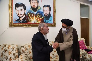 تصاویر/  دیدار نماینده ولی فقیه در آذربایجان شرقی با خانواده معلم شهید رضا آذرآبادی حق و معلم جانباز ۷۰ درصد غلامرضا نوروزپور