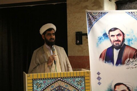 تصاویر/تجلیل از اساتید مدرسه علمیه امام صادق (ع) قروه به مناسبت روز معلم