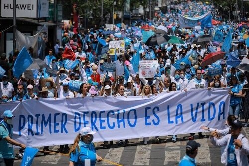 مخالفت ۴۰ هزار نفر در مکزیک با قانونی شدن سقط جنین