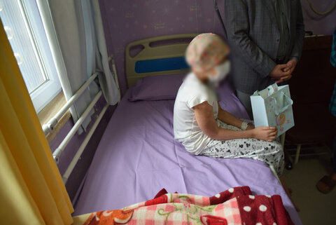 عیادت نماینده ولی فقیه از بیماران کودکان سرطانی