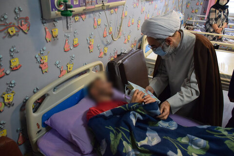 عیادت نماینده ولی فقیه از بیماران کودکان سرطانی