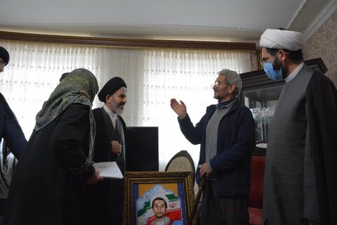 تصاویر/ دیدار نماینده ولی فقیه در آذربایجان غربی با خانواده معظم روحانی شهید کمال قاسمی