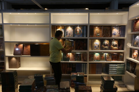 تصاویر/مراحل آماده سازی غرفه های سی و سومین نمایشگاه کتاب تهران