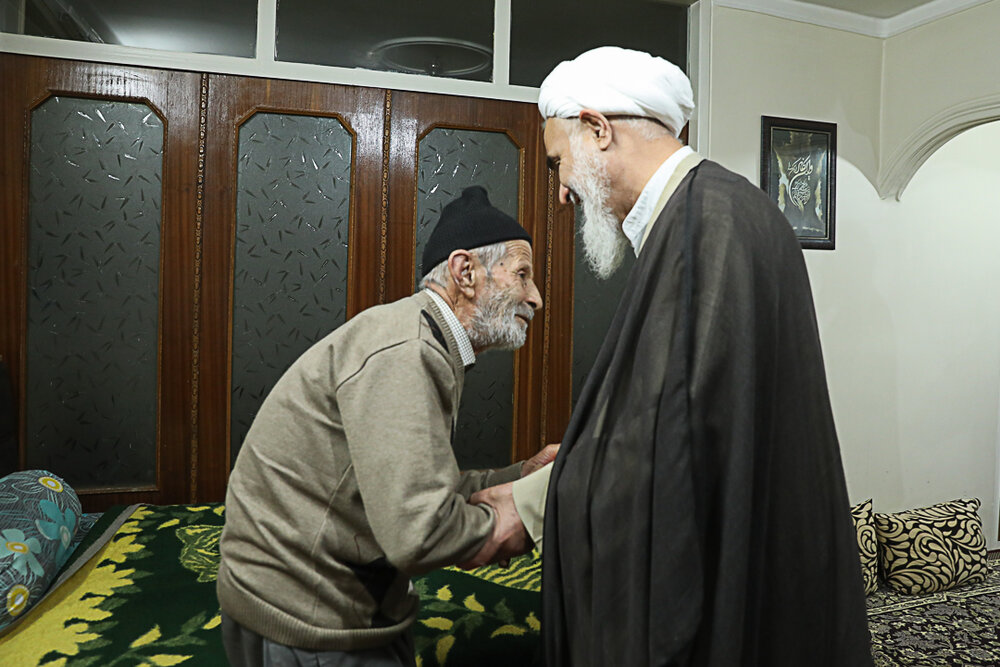امام جمعه قزوین به دیدار خانواده های شهدا رفت