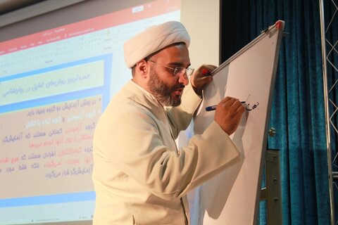 تصاویر/ دوره مقدماتی تربیت مربی مشاوره اسلامی  در سنندج