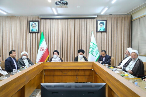 تصاویر / وزیر امور اقتصادی و دارایی در نشست با اعضای شورای عالی جامعه مدرسین حوزه علمیه