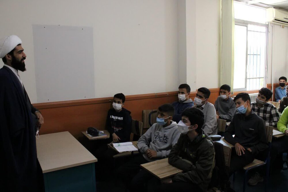 تصاویر/ نشست صمیمی مدیران مدرسه علمیه امام خمینی (ره) گرگان با دانش آموزان