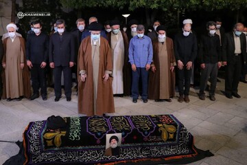 رهبر معظم انقلاب بر پیکر مرحوم استاد فاطمی‌نیا نماز میت اقامه کردند+ فیلم