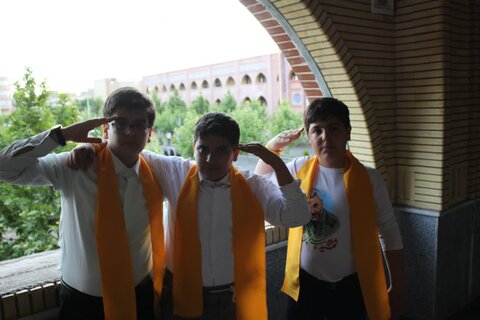 تصاویر/ اجرای همخوانی سرود « سلام فرمانده» در مدرسه علمیه امام خمینی(ره) خوی