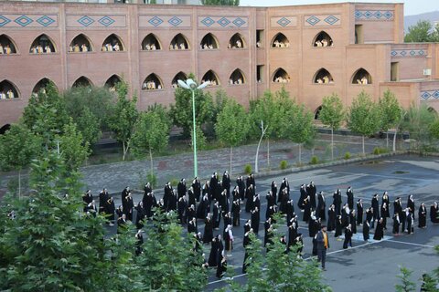 تصاویر/ اجرای همخوانی سرود « سلام فرمانده» در مدرسه علمیه امام خمینی(ره) خوی