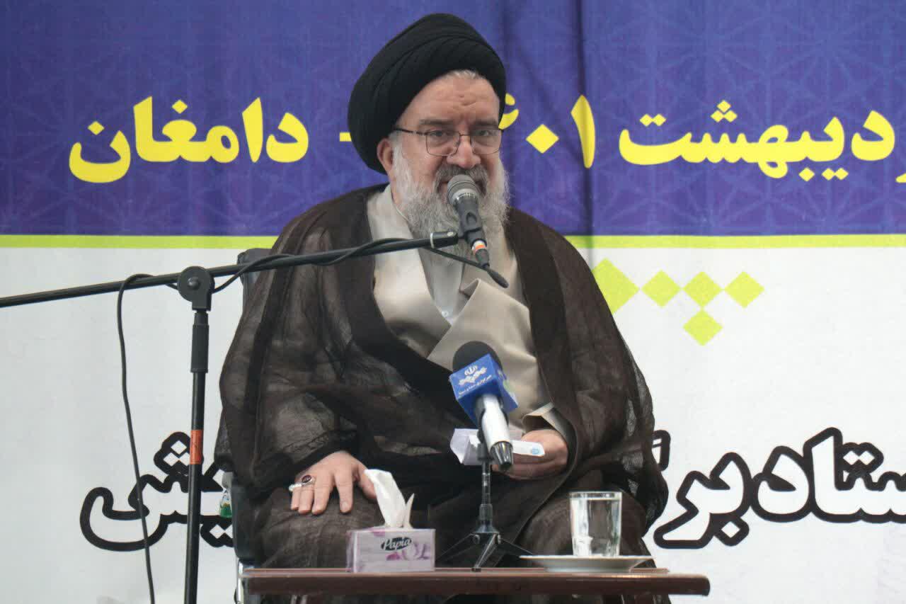 نخستین شخصی که مرا با نام امام راحل آشنا کرد آقای شاهچراغی بود