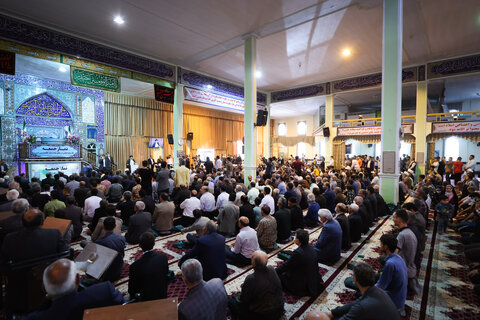 تصاویر/ حضور سرزده رییس جمهور در نماز جمعه میاندوآب