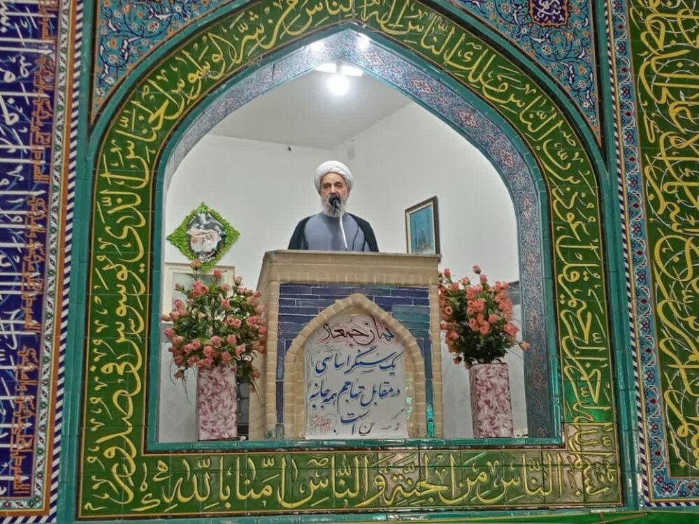 انتقاد امام جمعه آران وبیدگل از کارشکنی بانک ها در دادن تسهیلات ازدواج
