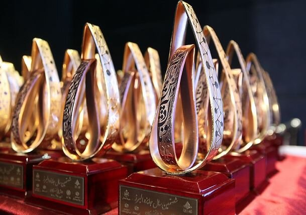 اعطای جایزه نخبگان البرز ۱۴۰۱ به طلبه برگزیده استعداد برتر حوزه‌های علمیه خواهران