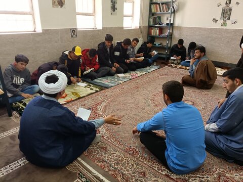 تصاویر / گفتگوی صمیمانه دانش آموزان مدارس  با اساتید حوزه علمیه امیرالمومنین (ع) شهرستان آوج (استان قزوین )