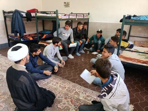 تصاویر / گفتگوی صمیمانه دانش آموزان مدارس  با اساتید حوزه علمیه امیرالمومنین (ع) شهرستان آوج (استان قزوین )
