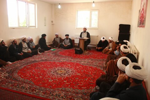 تصاویر/نشست مدیر حوزه علمیه کردستان با روحانیون و مبلغین طرح هجرت بیجار