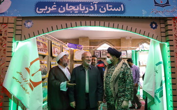 تصاویر/ بازدید استاندار قم از نمایشگاه "ردای سرخ" کنگره ۴ هزار شهید روحانی در قم