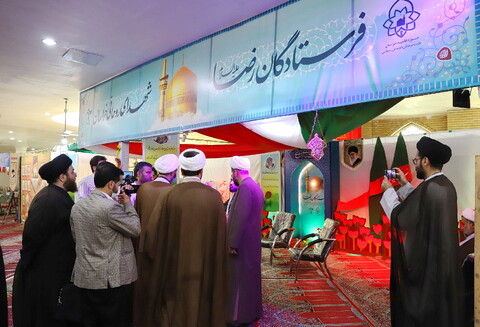 تصاویر/ بازدید استاندار قم از نمایشگاه "ردای سرخ" کنگره ۴ هزار شهید روحانی در قم