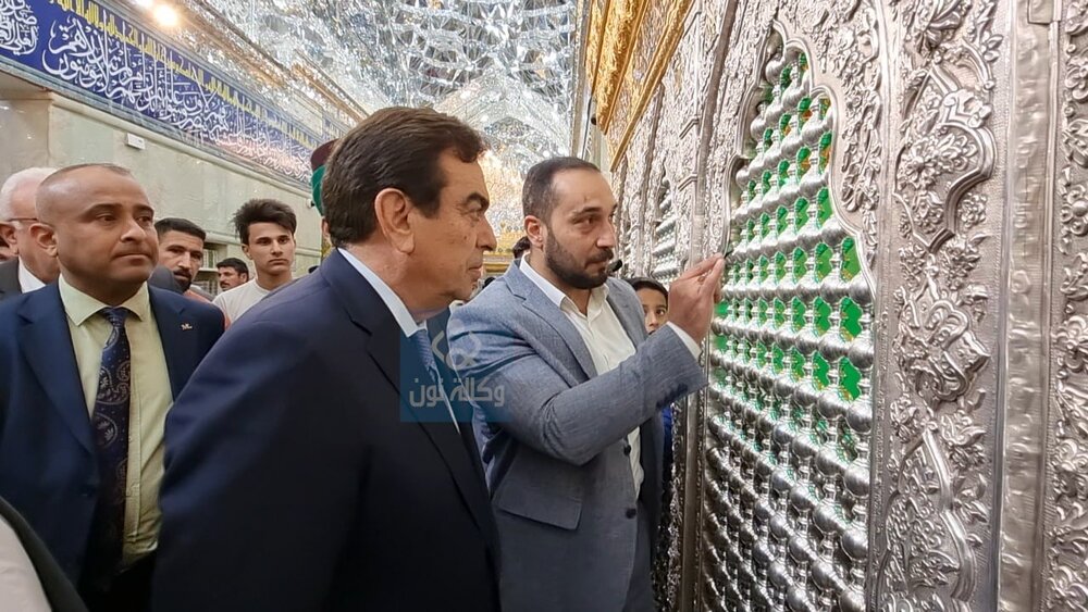 وزير الاعلام اللبناني السابق يتشرف بزيارة مرقد أمير المؤمنين (عليه السلام) + الصور