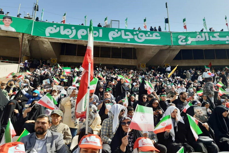 فیلم | همخوانی «عزیزم حسین» دهه‌نودی‌ها در ورزشگاه آزادی