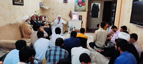 تصاویر / دیدار مدیر ،اساتید وطلاب مدرسه علمیه شیخ الاسلام قزوین با خانواده شهید ذوالفقاری