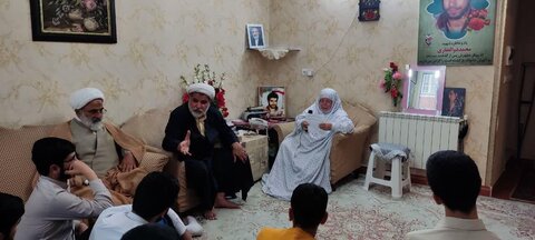 تصاویر / دیدار مدیر ،اساتید وطلاب مدرسه علمیه شیخ الاسلام قزوین با خانواده شهید ذوالفقاری