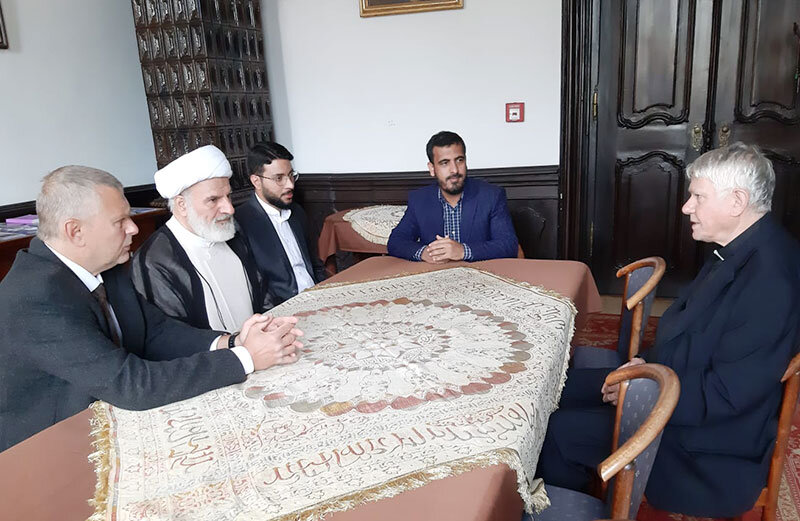 دیدار هیئت اعزامی دانشگاه ادیان و مذاهب با اسلاو مالی اسقف پراگ در ساختمان اصلی اسقف اعظم