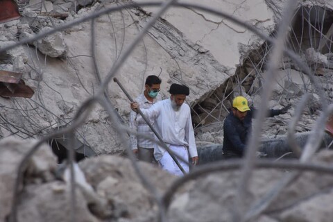 حضور امام جمعه اهواز در محل ریزش ساختمان متروپل آبادان