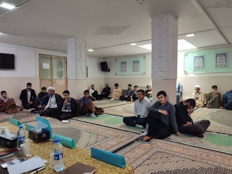 تصاویر/برگزاری کرسی آزاد اندیشی در مدرسه علمیه امام صادق (ع) بیجار