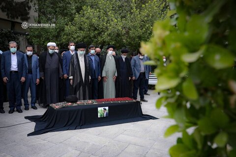رہبر انقلاب اسلامی نے حجۃ الاسلام و المسلمین دعائي کی نماز جنازہ پڑھائي