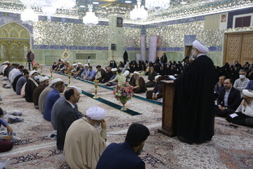 غبارروبی حرم مطهر حضرت معصومه(س) با حضورکارکنان جامعةالمصطفی