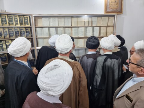 تصاویر/ دیدار مهمانان خارجی کنگره با بیت آیت الله العظمی حکیم در نجف اشرف