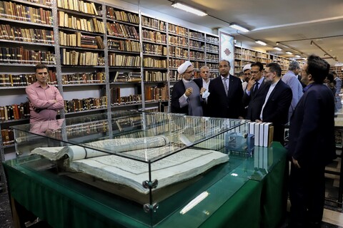 تصویر/بازدید وزیر فرهنگ عراق از کتابخانه آیت الله العظمی مرعشی نحفی