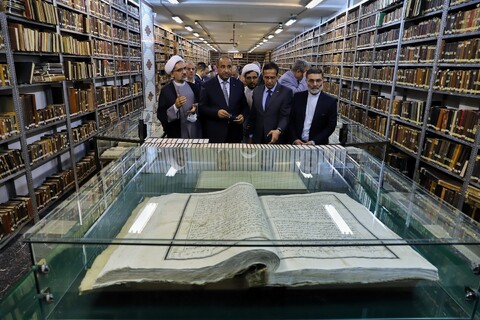 تصویر/بازدید وزیر فرهنگ عراق از کتابخانه آیت الله العظمی مرعشی نحفی