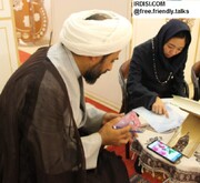 इस्फ़हान के एक मदरसे मे जापानी महिला ने इस्लाम धर्म को गले लगाया
