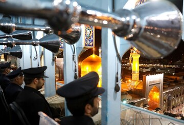 طنین شادی نقاره‌های حرم مطهر رضوی در شب میلاد امام رضا(ع)