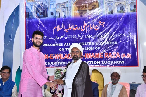 روضہ امام علی رضاؑ لکھنو میں جشن امام کے موقع پر ڈاکٹر علی ربانی کے ہاتھوں شجرہ سادات رضوی کی رونمائی