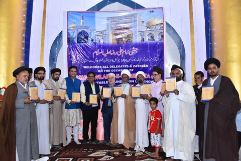 روضہ امام علی رضاؑ لکھنو میں جشن امام کے موقع پر ڈاکٹر علی ربانی کے ہاتھوں شجرہ سادات رضوی کی رونمائی