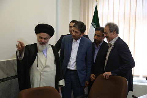 دیدار مدیر عامل بانک قرض الحسنه مهر کشور با آیت الله حسینی بوشهری