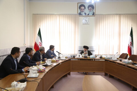 دیدار مدیر عامل بانک قرض الحسنه مهر کشور با آیت الله حسینی بوشهری