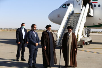 تصاویر/ ورود رئیس جمهور به اصفهان و استقبال مسئولان استان