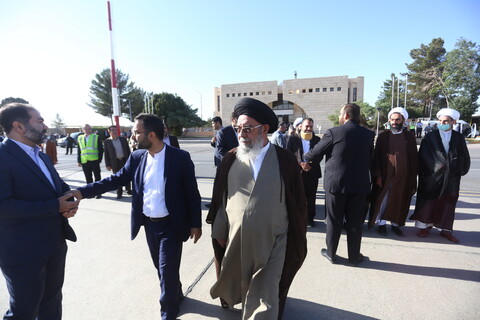 تصاویر/ ورود رئیس جمهور به اصفهان و استقبال مسولان عالی استان