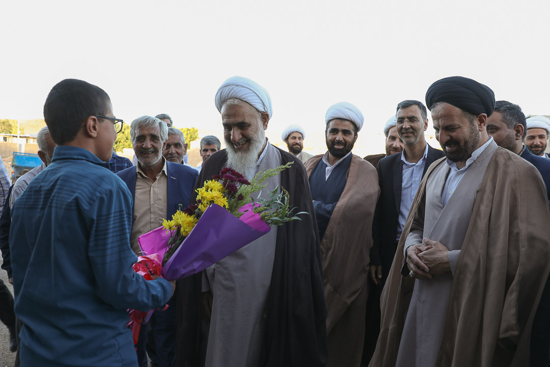 تصاویر / دیدار امام جمعه قزوین  با اهالی روستای "چاه برف" (از توابع آبگرم) به عنوان روستای نمونه در پرداخت زکات