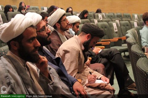 بالصور/ إقامة دورة لرفع مستوى المهارات الخاصة بطلاب العلوم الدينية في محافظة همدان غربي إيران