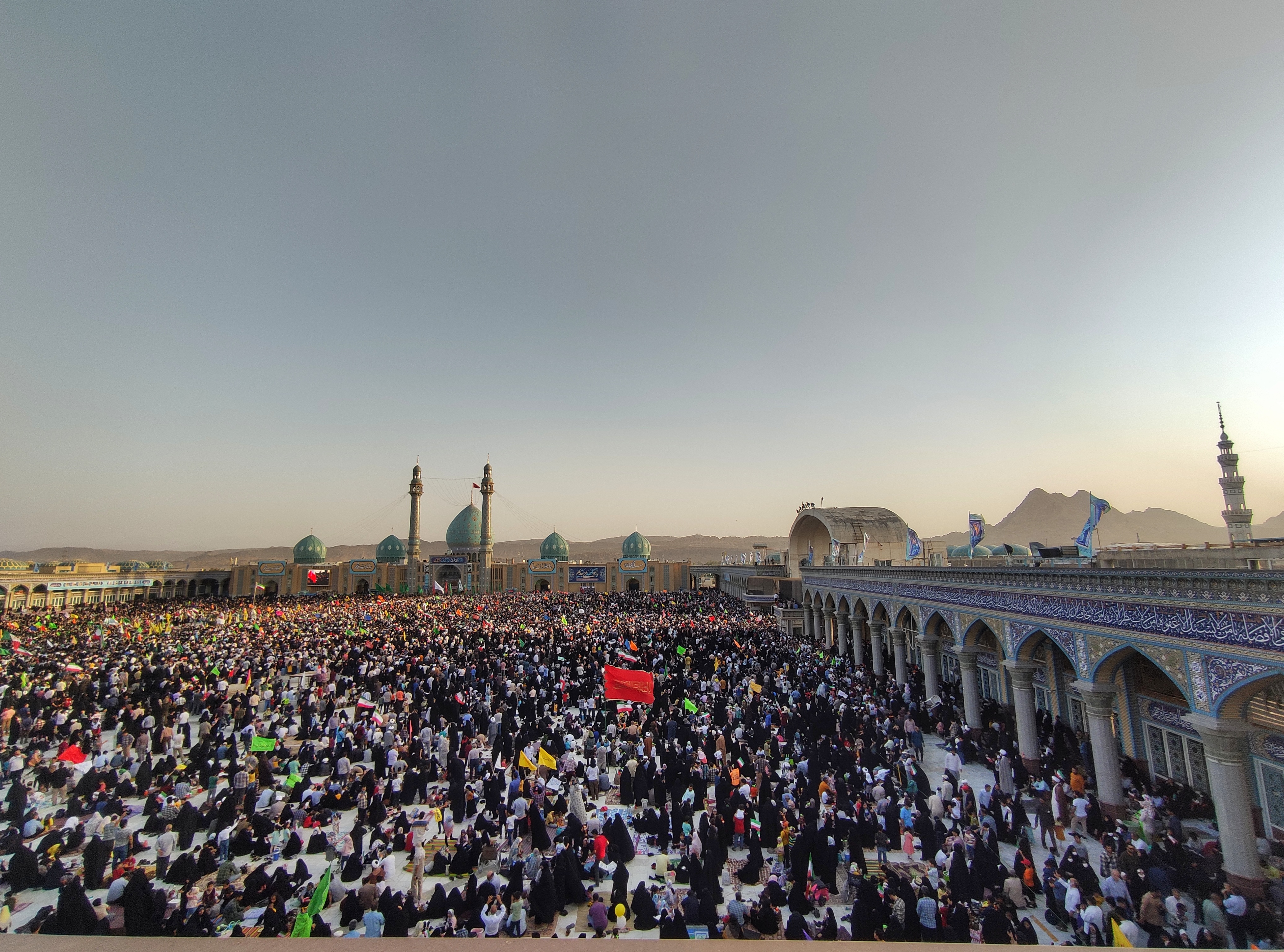 فیلم | اجرای سلام فرمانده به زبان عربی در مسجد مقدس جمکران